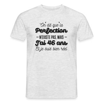 perfection 46 ans / humour anniversaire 46 ans - T-shirt homme - gris chiné - Devant - AI Model Male 178 dark (178cm)