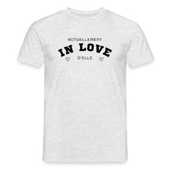 Actuellement IN LOVE d'elle 💞 | Pour les amoureux - T-shirt homme - gris chiné - Devant - AI Model Male 178 dark (178cm)