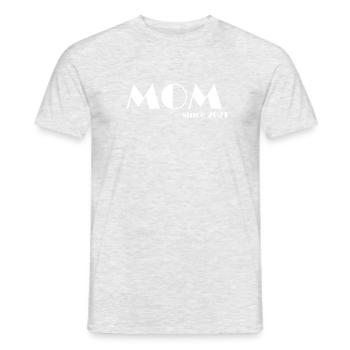 MOM depuis 2021 w - T-shirt homme - gris chiné - Devant - AI Model Male 178 dark (178cm)