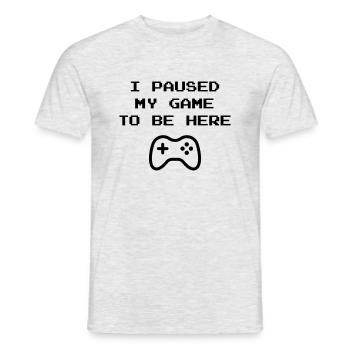 I PAUSED MY GAME TO BE HERE - Gamer Gift Idea - Men's T-Shirt - heather grey - Front - AI Model Male 178 dark (178cm)