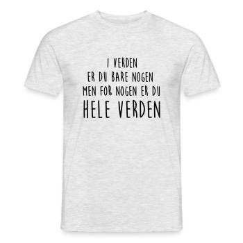 Sitat Verden er du bare noen - T-skjorte herre - gråmelert - Foran - AI Model Male 178 dark (178cm)