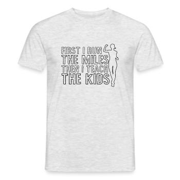 D’abord je cours les kilomètres, puis j’enseigne aux enfants 3 - T-shirt homme - gris chiné - Devant - AI Model Male 178 dark (178cm)