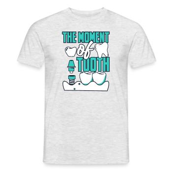 Le moment du laboratoire dentaire dentaire Laboratoire dentaire - T-shirt homme - gris chiné - Devant - AI Model Male 178 dark (178cm)