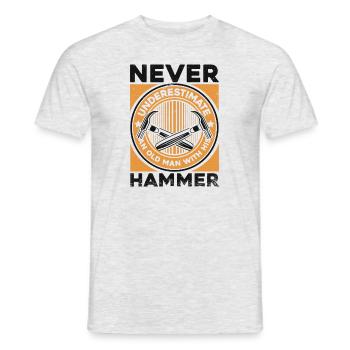 Never Underestimate Old Man With His Hammer - Männer T-Shirt - Grau meliert - Vorne - AI Model Male 178 dark (178cm)