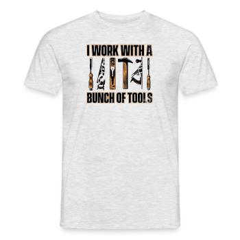 Je travaille avec un tas d’outils Schreiner Carpenter - T-shirt homme - gris chiné - Devant - AI Model Male 178 dark (178cm)