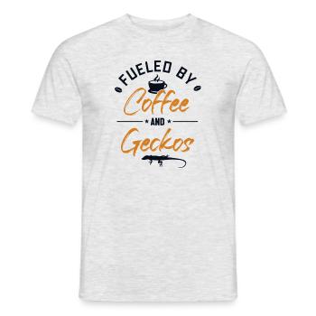 Angetrieben von Kaffee und Geckos Gekkota Crested - Männer T-Shirt - Grau meliert - Vorne - AI Model Male 178 dark (178cm)
