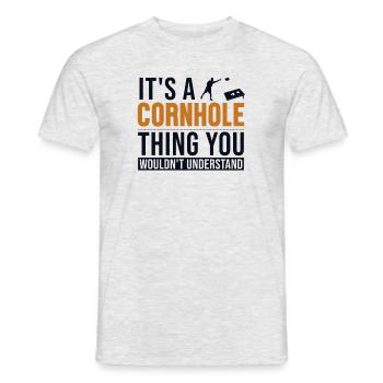 Es ist ein Cornhole-Ding Spielbretter Sitzsack - Männer T-Shirt - Grau meliert - Vorne - AI Model Male 178 dark (178cm)
