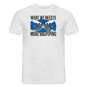 Was wir brauchen, sind mehr Dudelsackspieler - Männer T-Shirt - Grau meliert - Vorne - AI Model Male 178 dark (178cm)