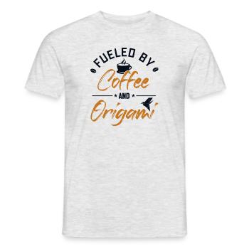 Angetrieben von Kaffee und Origami Eule Papierkranich - Männer T-Shirt - Grau meliert - Vorne - AI Model Male 178 dark (178cm)