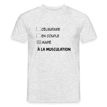 Célibataire en couple marié à la musculation - T-shirt homme - gris chiné - Devant - AI Model Male 178 dark (178cm)