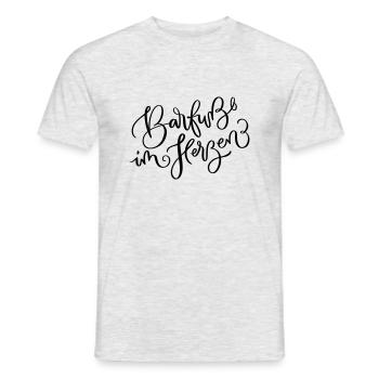 Barfuß im Herzen - Männer T-Shirt - Grau meliert - Vorne - AI Model Male 178 dark (178cm)