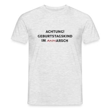 Achtung! Geburtstagskind im Anmarsch - Männer T-Shirt - Grau meliert - Vorne - AI Model Male 178 dark (178cm)