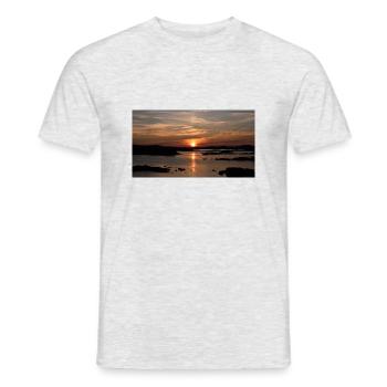 A Glorious Sunset Over Fidden Beach - Men's T-Shirt - heather grey - Front - AI Model Male 178 dark (178cm)