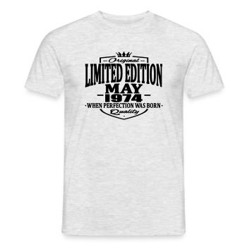 Limitierte Ausgabe Mai 1974 - Männer T-Shirt - Grau meliert - Vorne - AI Model Male 178 dark (178cm)