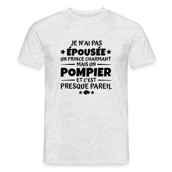 j'ai épousée un pompier / humour femme de pompier - T-shirt homme - gris chiné - Devant - AI Model Male 178 dark (178cm)