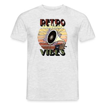 Retro-Vibes mit einem Grammophon bei Sonnenuntergang - Männer T-Shirt - Grau meliert - Vorne - AI Model Male 178 dark (178cm)