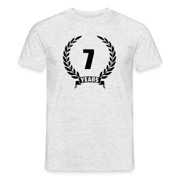 Lorbeerkranz 7 Jahre mit Nummer und Bannerjahr - Männer T-Shirt - Grau meliert - Vorne - AI Model Male 178 dark (178cm)