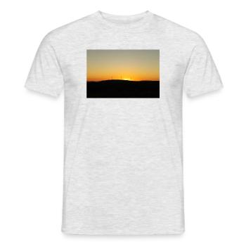 Sonnenuntergang über Windrädern - Männer T-Shirt - Grau meliert - Vorne - AI Model Male 178 dark (178cm)