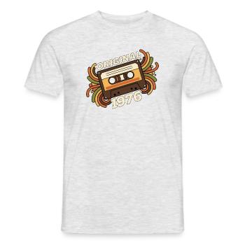 Original 1976 Kassette Retro - Männer T-Shirt - Grau meliert - Vorne - AI Model Male 178 dark (178cm)