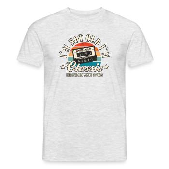 60e anniversaire 2026 « Je ne suis pas vieux, je suis Classic » - T-shirt homme - gris chiné - Devant - AI Model Male 178 dark (178cm)