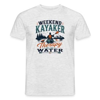 Wochenend-Kajakfahrer-Therapie auf dem Wasser - Männer T-Shirt - Grau meliert - Vorne - AI Model Male 178 dark (178cm)