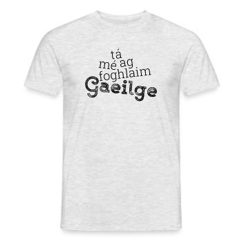 Ich lerne Gälisch, wenn mé ag foghlaim na Gaelige - Männer T-Shirt - Grau meliert - Vorne - AI Model Male 178 dark (178cm)