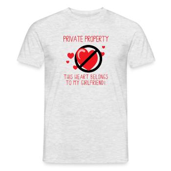 Freundin Dieses Herz gehört meiner Freundin - Männer T-Shirt - Grau meliert - Vorne - AI Model Male 178 dark (178cm)