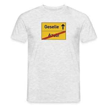 Ausbildung zu Ende - Geselle Ortsschild - Männer T-Shirt - Grau meliert - Vorne - AI Model Male 178 dark (178cm)