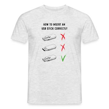 Comment insérer correctement une clé USB - T-shirt homme - gris chiné - Devant - AI Model Male 178 dark (178cm)
