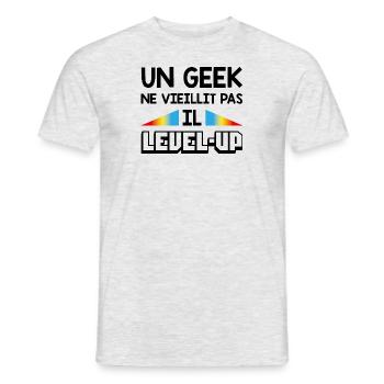 Un geek ne vieillit pas, il level-up - T-shirt homme - gris chiné - Devant - AI Model Male 178 dark (178cm)