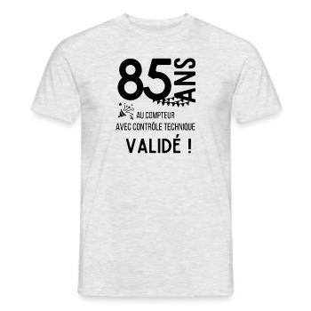 85 ans au compteur avec un contrôle technique vali - T-shirt homme - gris chiné - Devant - AI Model Male 178 dark (178cm)