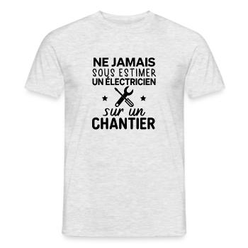 Jamais sous estimer un électricien sur un chantier - T-shirt homme - gris chiné - Devant - AI Model Male 178 dark (178cm)