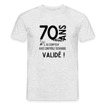 70 ans au compteur avec contrôle technique validé - T-shirt homme - gris chiné - Devant - AI Model Male 178 dark (178cm)