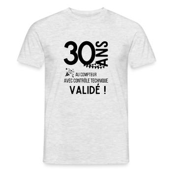 30 ans au compteur avec contrôle technique validé - T-shirt homme - gris chiné - Devant - AI Model Male 178 dark (178cm)