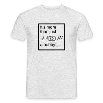 Plus qu’un simple passe-temps - T-shirt homme - gris chiné - Devant - AI Model Male 178 dark (178cm)