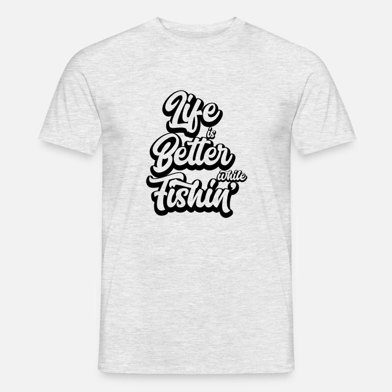 Life Is Better While Fishin' - Männer T-Shirt - Grau meliert