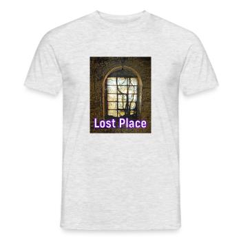 Lost Place - Das Fenster zum Hof - Männer T-Shirt - Grau meliert - Vorne - AI Model Male 178 dark (178cm)