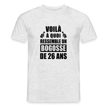 bogosse de 26 ans / humour anniversaire 26 ans - T-shirt homme - gris chiné - Devant - AI Model Male 178 dark (178cm)