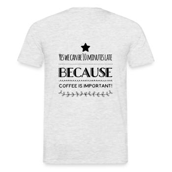 Oui, nous pouvons avoir 10 minutes de retard parce que le café est ... - T-shirt homme - gris chiné - Dos - AI Model Male 178 dark (178cm)