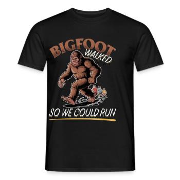 Bigfoot Sasquatch - Männer T-Shirt - Schwarz - Vorne - AI Model Male 178 light (178cm)