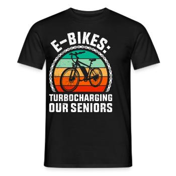 Senioren E-BIKES TURBOCHARGING OUR SENIORS Lustig - Männer T-Shirt - Schwarz - Vorne - AI Model Male 178 light (178cm)