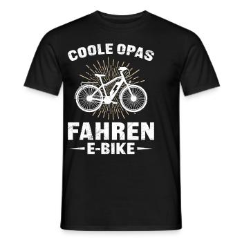 Opa COOLE OPAS FAHREN E-BIKE Lustiges E-Bike - Männer T-Shirt - Schwarz - Vorne - AI Model Male 178 light (178cm)