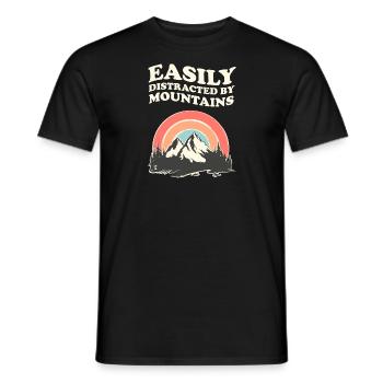 Easily Distracted By Mountains Berge Wandern - Männer T-Shirt - Schwarz - Vorne - AI Model Male 178 light (178cm)
