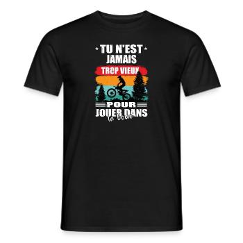 Tu n'est jamais trop vieux pour jouer dans la boue - T-shirt homme - noir - Devant - AI Model Male 178 light (178cm)