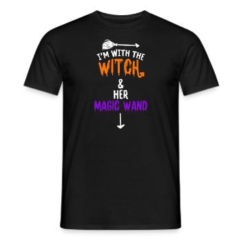 Halloween I'm With The Witch And Her Magic Wand - Männer T-Shirt - Schwarz - Vorne - AI Model Male 178 light (178cm)