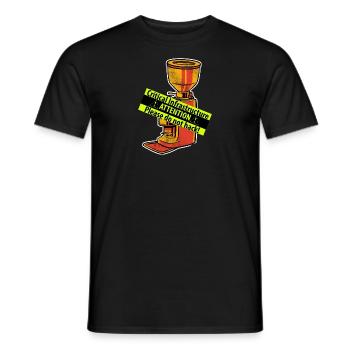 Die Kritische Infrastruktur namens Kaffeemaschine - Männer T-Shirt - Schwarz - Vorne - AI Model Male 178 light (178cm)