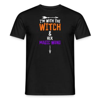 Halloween I'm With The Witch And Her Magic Wand - Männer T-Shirt - Schwarz - Vorne - AI Model Male 178 light (178cm)