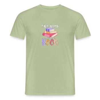 Jetez un coup d’œil : c’est dans un livre pour les rats de bibliothèque - T-shirt homme - vert sauge - Devant - AI Model Male 178 light (178cm)
