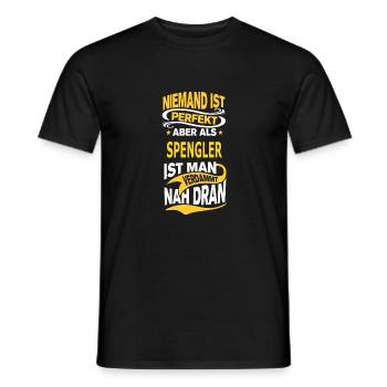 SPENGLER - Männer T-Shirt - Schwarz - Vorne - AI Model Male 178 light (178cm)