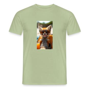 Grinsender Fuchs am Strand - Männer T-Shirt - Sage - Vorne - AI Model Male 178 light (178cm)